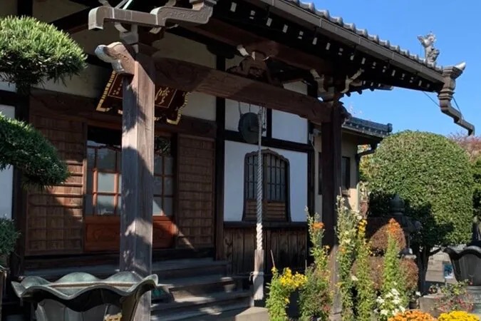 和の趣ある修行寺の本堂と、緑あふれる境内